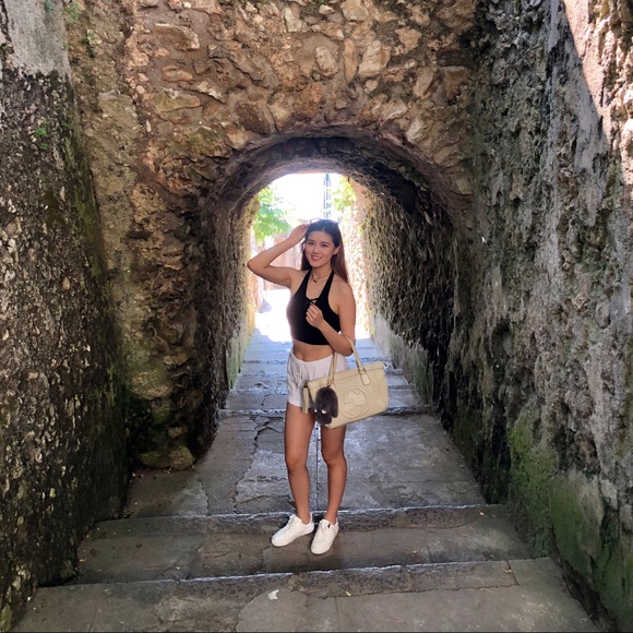 Meet your Posher, Christina - Picture 2 of 6